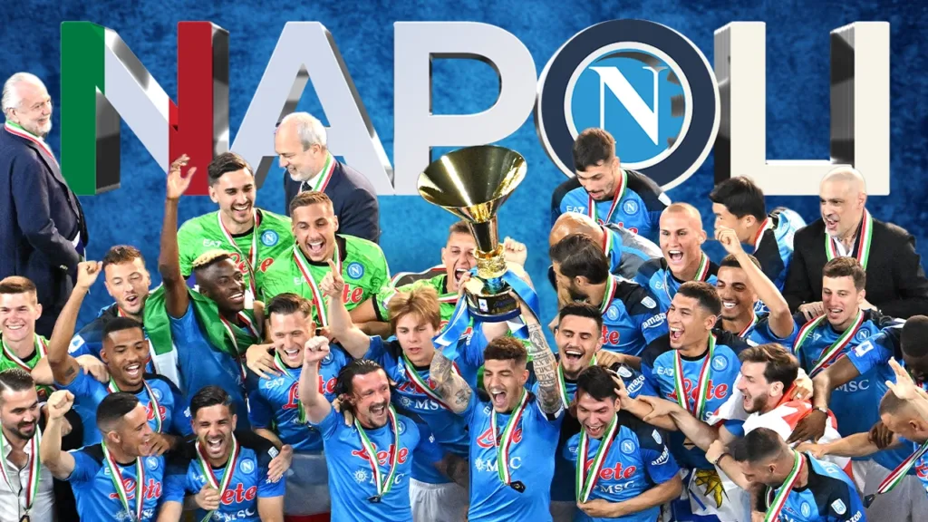 Il Napoli alza la coppa 